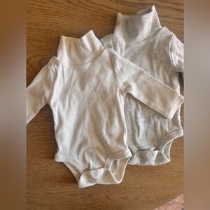Brand New Never worn Carter’s baby turtleneck onesie 0-3 months Ivory and Grey